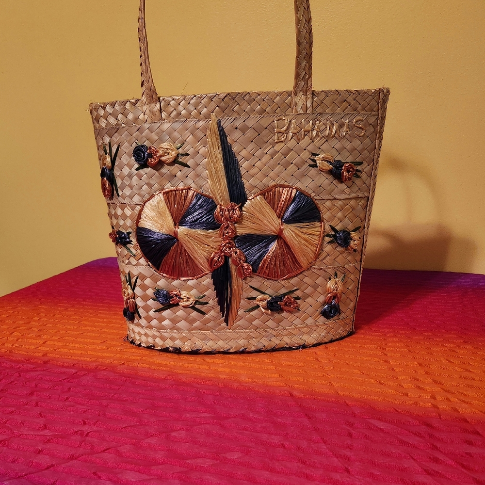Vintage woven floral embroidered wicker beach pool BAHAMAS bag.